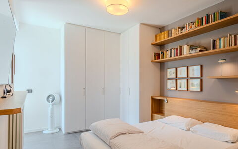 Flat 1: Møbel, Indretning, Seng, Soveværelse, Væg, Træ, Gulvbelægning, Loft, Etage, Værelse