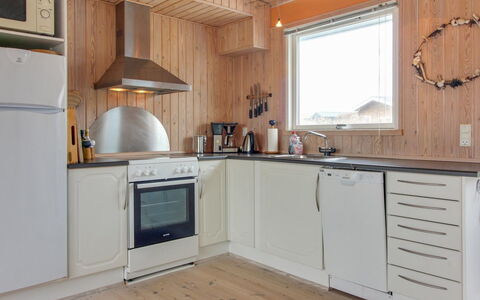 Mitre - 300M from the Sea: Køkken, Træ, Køkken Apparat, Større Bandage, Countertop, Gulvbelægning, Indretning, Loft, Cabinetry, Møbel