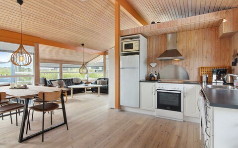Mitre - 300M from the Sea: Indretning, Gulvbelægning, Møbel, Køkken, Træ, Etage, Loft, Trægulve, Countertop, Lysarmatur