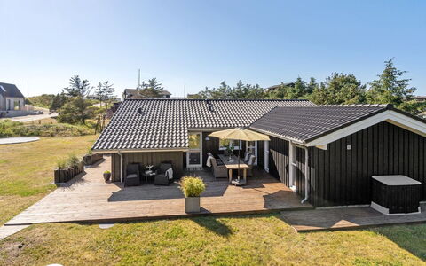 Gun - 450M from the Sea: Svømmepøl, Ferieby