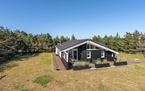 Gun - 450M from the Sea: Svømmepøl, Ferieby