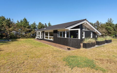 Gun - 450M from the Sea: Svømmepøl, Ferieby