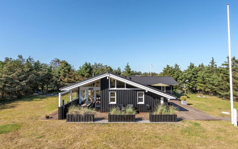 Gun - 450M from the Sea: Svømmepøl, Ferieby