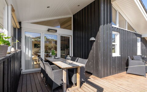 Gun - 450M from the Sea: Tag, Hjem, Dør, Sommerhus, Skygge, Sidespor, Gård, Estate, Backyard