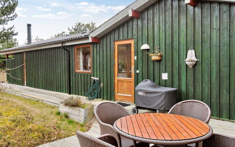 Nada - 200M from the Sea: Møbel, Indretning, Gulvbelægning, Træ, Etage, Loft, Trægulve, Stol, Bord, Belysning