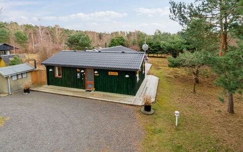 Nada - 200M from the Sea: Møbel, Indretning, Gulvbelægning, Træ, Etage, Loft, Trægulve, Stol, Bord, Belysning