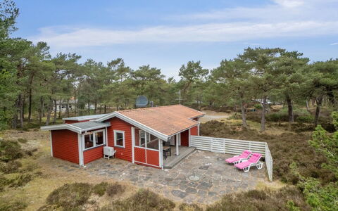 Sanela - 25M from the Sea: Møbel, Indretning, Gulvbelægning, Træ, Etage, Loft, Trægulve, Stol, Bord, Belysning