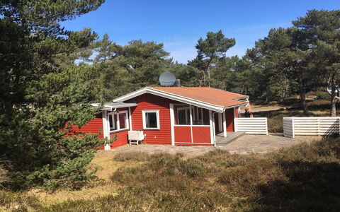Sanela - 25M from the Sea: Møbel, Indretning, Gulvbelægning, Træ, Etage, Loft, Trægulve, Stol, Bord, Belysning