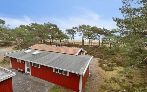 Sanela - 25M from the Sea: Møbel, Indretning, Gulvbelægning, Træ, Etage, Loft, Trægulve, Stol, Bord, Belysning
