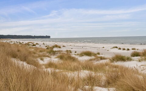 Sanela - 25M from the Sea: Møbel, Indretning, Gulvbelægning, Træ, Etage, Loft, Trægulve, Stol, Bord, Belysning