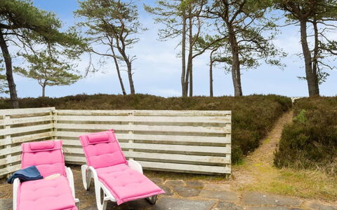 Sanela - 25M from the Sea: Møbel, Indretning, Gulvbelægning, Træ, Etage, Loft, Trægulve, Stol, Bord, Belysning
