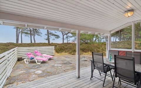 Sanela - 25M from the Sea: Møbel, Indretning, Gulvbelægning, Træ, Etage, Loft, Trægulve, Stol, Bord, Belysning