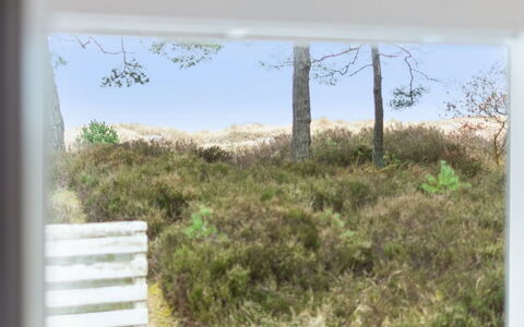 Sanela - 25M from the Sea: Møbel, Indretning, Gulvbelægning, Træ, Etage, Loft, Trægulve, Stol, Bord, Belysning