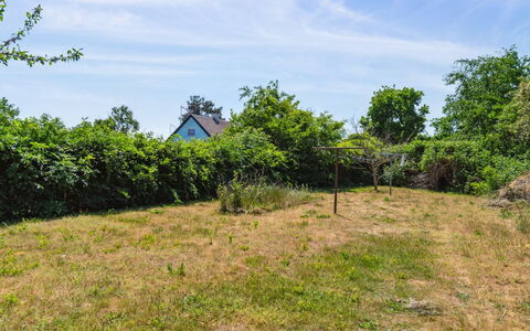 Riitta - 250M from the Sea: Vegetationen, Busk, Forår, Sommerhus, Have, Skygge, Backyard, Gård, Stol