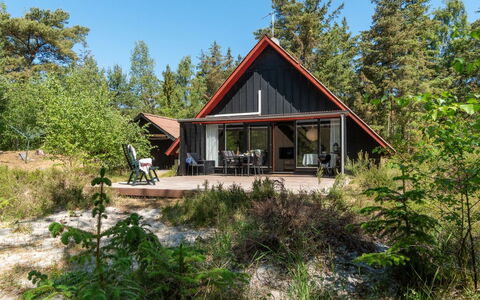 Olla - 400M from the Sea: Møbel, Indretning, Gulvbelægning, Træ, Etage, Loft, Trægulve, Stol, Bord, Belysning