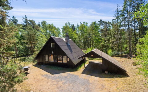 Olla - 400M from the Sea: Møbel, Indretning, Gulvbelægning, Træ, Etage, Loft, Trægulve, Stol, Bord, Belysning