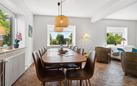Angelie - 350M from the Sea: Vegetationen, Busk, Forår, Sommerhus, Have, Skygge, Backyard, Gård, Stol