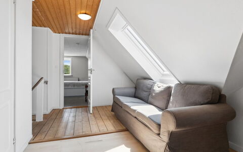 Angelie - 350M from the Sea: Vegetationen, Busk, Forår, Sommerhus, Have, Skygge, Backyard, Gård, Stol