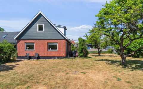 Angelie - 350M from the Sea: Vegetationen, Busk, Forår, Sommerhus, Have, Skygge, Backyard, Gård, Stol