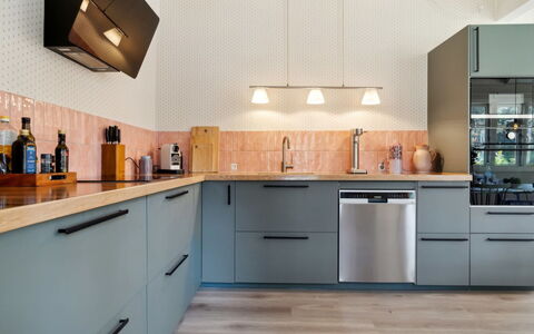 Sjo - 300M from the Sea: Køkken, Countertop, Møbel, Cabinetry, Køkken Apparat, Indretning, Gulvbelægning, Træ, Større Bandage, Etage