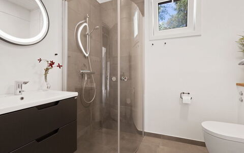 Sjo - 300M from the Sea: Badeværelse, Sanitærarmatur, Gulvbelægning, Etage, Indretning, Toilet, Badeværelsesskab, Spejl, Håndvask, Tap