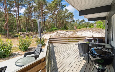 Sjo - 300M from the Sea: Træ, Hjem, Dæk, Veranda, Planke, Hårdttræ, Skygge, Sommerhus, Eco Hotel, Bejdse