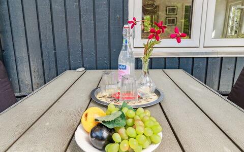 Sjo - 300M from the Sea: Møbel, Bordservice, Bord, Udendørs Bord, Udendørs Møbler, Drinkware, Mad, Stol, Serveware, Blomsterkrukke