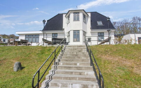 Johanna - 300M from the Sea: Træ, Møbel, Lejlighed, Værelse, Loft, Bejdse, Stol, Hårdttræ, Klarlak, Tømmer