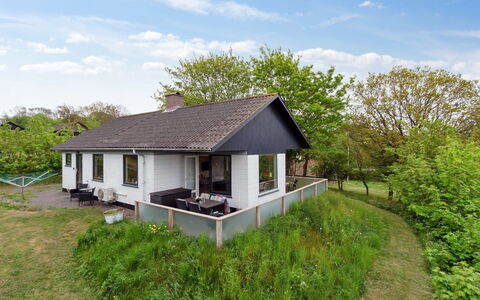 Dika - 400M from the Sea: Sommerhus, Hjem, Hus, Tag, Veranda, Estate, Sidespor, Garden Bygninger, Stuehus, Gård