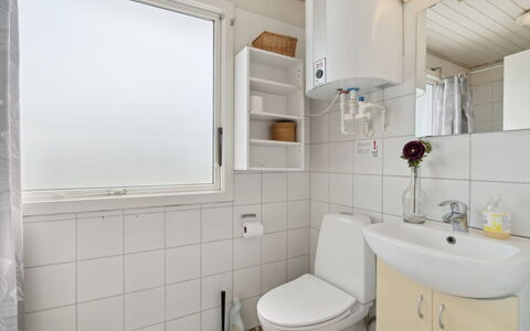 Eliene - 400M from the Sea: Sanitærarmatur, Badeværelse, Væg, Toiletbræt, Toilet, Gulvbelægning, Håndvask, Badeværelsesvask, Etage, Indretning