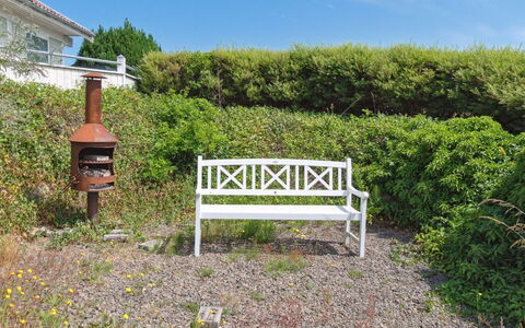 Eliene - 400M from the Sea: Grøn, Busk, Landskab, Plantesamfund, Have, Udendørs Bench, Bunddække, Forår, Landscaping, Parkere