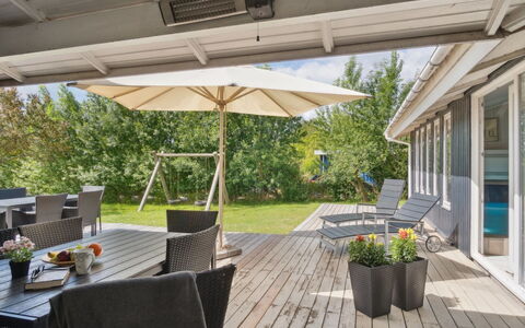 Isto - 250M from the Sea: Træ, Møbel, Hjem, Stol, Skygge, Udendørs Møbler, Veranda, Dæk, Hårdttræ, Udendørs Bord