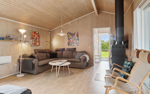 Isto - 250M from the Sea: Træ, Gulvbelægning, Møbel, Indretning, Etage, Loft, Hjem, Stue, Trægulve, Værelse