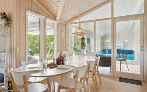 Isto - 250M from the Sea: Træ, Indretning, Loft, Gulvbelægning, Hjem, Etage, Møbel, Spisestue, Køkken & Spisebord, Trægulve