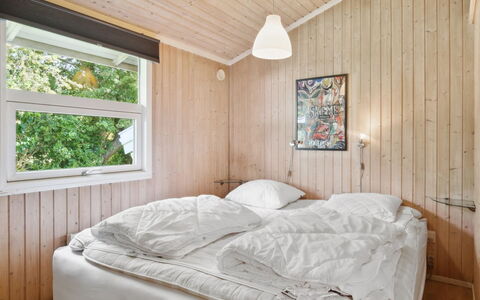 Isto - 250M from the Sea: Soveværelse, Træ, Seng, Sengetøj, Indretning, Loft, Sengetøj, Etage, Gulvbelægning, Bed Frame