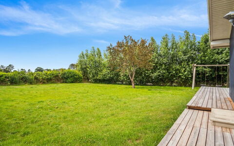 Isto - 250M from the Sea: Grøn, Græs, Land Lot, Have, Lawn, Skygge, Eng, Landscaping, Gård