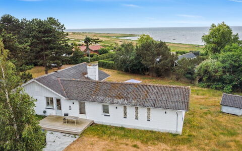 Janna - 75M from the Sea: Møbel, Indretning, Gulvbelægning, Træ, Etage, Loft, Trægulve, Stol, Bord, Belysning