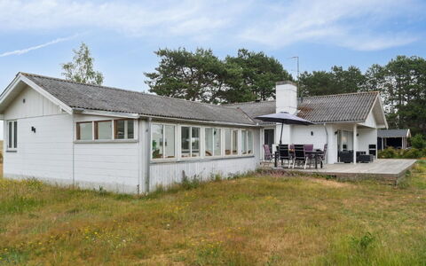 Janna - 75M from the Sea: Møbel, Indretning, Gulvbelægning, Træ, Etage, Loft, Trægulve, Stol, Bord, Belysning
