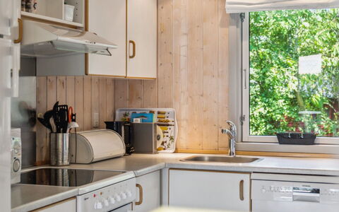 Dorti - 725M from the Sea: Køkken, Køkken Apparat, Countertop, Møbel, Træ, Indretning, Større Bandage, Loft, Cabinetry, Værelse