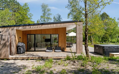 Tinja - 900M from the Sea: Møbel, Indretning, Gulvbelægning, Træ, Etage, Loft, Trægulve, Stol, Bord, Belysning