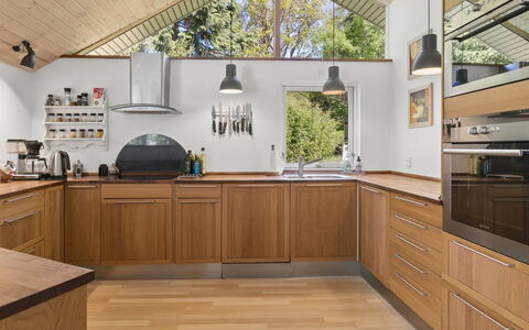 Amina - 1.1Km from the Sea: Køkken, Countertop, Køkken Apparat, Møbel, Indretning, Træ, Gulvbelægning, Cabinetry, Større Bandage, Husholdningsapparat