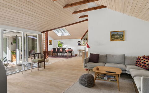 Amina - 1.1Km from the Sea: Indretning, Møbel, Gulvbelægning, Couch, Etage, Træ, Loft, Trægulve, Stue, Hjem