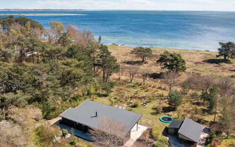 Toska - 100M to the Fjord: Møbel, Indretning, Gulvbelægning, Træ, Etage, Loft, Trægulve, Stol, Bord, Belysning