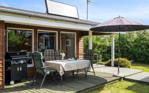 Felicity - 250M from the Sea: Tag, Hus, Land Lot, Hjem, Sommerhus, Estate, Garden Bygninger, Skygge, Bjælkehytte, Landscaping