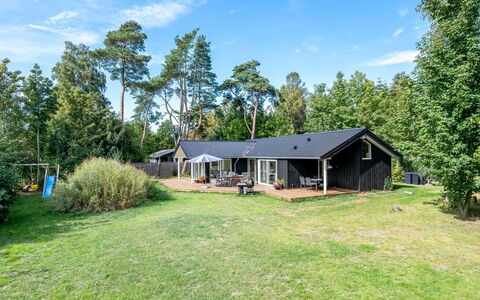 Elin - 200M from the Sea: Møbel, Indretning, Gulvbelægning, Træ, Etage, Loft, Trægulve, Stol, Bord, Belysning