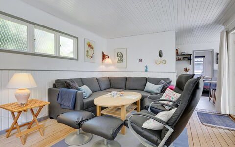 Harri - 700M from the Sea: Møbel, Indretning, Gulvbelægning, Træ, Etage, Loft, Trægulve, Stol, Bord, Belysning