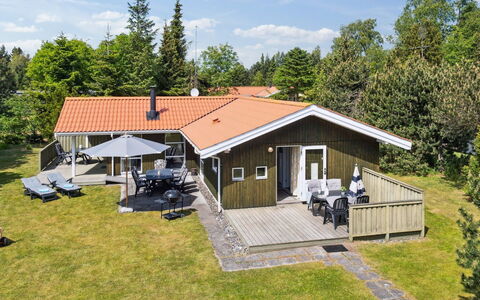 Eini - 500M from the Sea: Møbel, Indretning, Gulvbelægning, Træ, Etage, Loft, Trægulve, Stol, Bord, Belysning