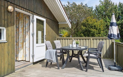 Eini - 500M from the Sea: Møbel, Indretning, Gulvbelægning, Træ, Etage, Loft, Trægulve, Stol, Bord, Belysning