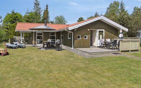 Eini - 500M from the Sea: Møbel, Indretning, Gulvbelægning, Træ, Etage, Loft, Trægulve, Stol, Bord, Belysning