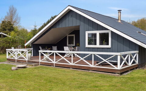 Reidar - 600M from the Sea: Gulvbelægning, Væg, Etage, Indretning, Træ, Loft, Trægulve, Belysning, Møbel, Laminat Gulv